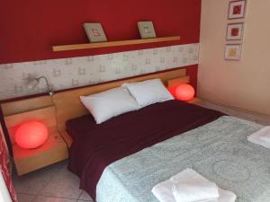 a bedroom with a bed and two orange lamps at Διαμέρισμα 110 Μ στον Λαγκαδά in Lagadas