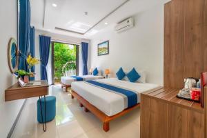 een slaapkamer met 2 bedden en een raam bij Summer holiday villa in Hội An