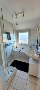 W łazience znajduje się prysznic, umywalka i wanna. w obiekcie Doppelzimmer, Sun & Moon w mieście Schwäbisch Hall