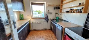 una pequeña cocina con fregadero y ventana en Doppelzimmer, privat en Schwäbisch Hall