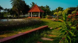 um parque com um gazebo na relva em Bacardi House em Chennai