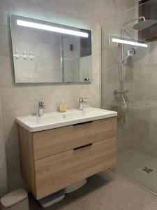 ein Badezimmer mit Waschbecken und Dusche in der Unterkunft DRYADES SAINT GERVAIS in Saint-Gervais-les-Bains + 19 Fotos