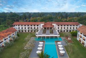 einen Luftblick auf ein Resort mit einem Pool in der Unterkunft Heritance Ayurveda - All Meals and Treatments in Bentota