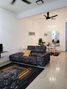 ein Wohnzimmer mit einem Sofa und einem Tisch in der Unterkunft Andra Homestay KLIA in Sepang