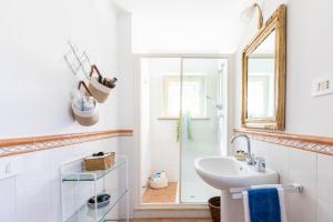 a bathroom with a sink and a shower with a mirror at VILLA SPRECA_Un'elegante oasi di pace in Capranica +53 photos