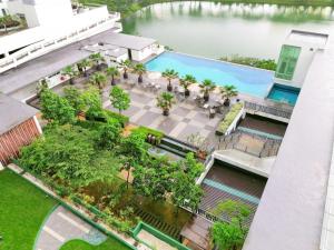 uma vista superior de uma piscina com um resort em Setapak Central Signature Suites by Manhattan Group em Kuala Lumpur