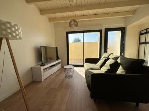 La Halte Occitane - Classé 3 étoiles - Pour 6 personnes, 3 chambres, parking, terrasse, tout inclus的电视和/或娱乐中心