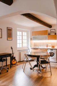 - une cuisine avec une table et des chaises dans la chambre dans l'établissement Il Nido Luminoso Acquario-Genova Centro Storico, à Gênes