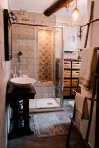 y baño con ducha y lavamanos. en Il Nido Luminoso Acquario-Genova Centro Storico, en Génova