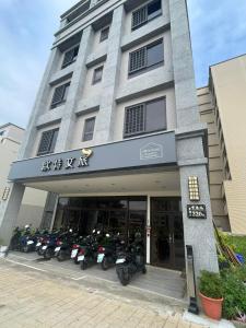 un edificio con motocicletas estacionadas frente a él en Otter Hotel, en Jinhu