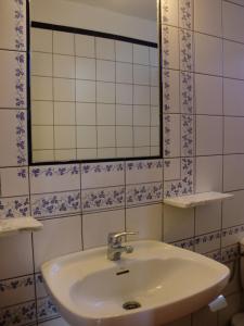 a bathroom with a sink and a mirror at CASA COREA IV in Puntagorda