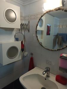 een badkamer met een wastafel en een spiegel bij Διαμέρισμα 110 Μ στον Λαγκαδά in Lagadas