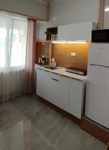 Ma‘alot的住宿－Montfort Weekend，厨房配有白色橱柜和白色冰箱。