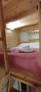 a room with a bed in a wooden cabin at Montfort Weekend in Ma‘alot