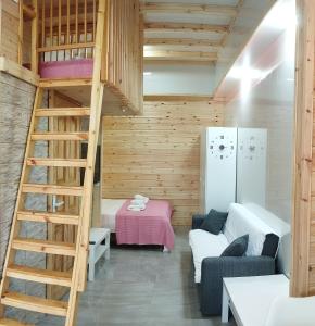 Ma‘alot的住宿－Montfort Weekend，客房设有楼梯、沙发和桌子。