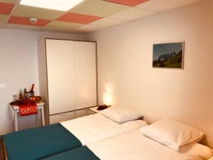sypialnia z 2 łóżkami i szafką w obiekcie Chalet Montriond w mieście Les Crosets