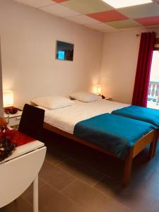 um quarto de hotel com uma cama e uma janela em Chalet Montriond em Les Crosets