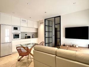 ein Wohnzimmer mit einer Couch und einem Glastisch in der Unterkunft Suite Deluxe Gondomar in Córdoba