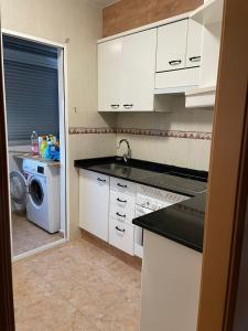 a kitchen with a sink and a washing machine at Habitación económica en Madrid Sur in Getafe