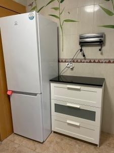 a refrigerator in a kitchen next to a counter at Habitación económica en Madrid Sur in Getafe
