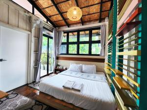 Ein Bett oder Betten in einem Zimmer der Unterkunft Baan Mai Kradan Hostel Chiang Rai