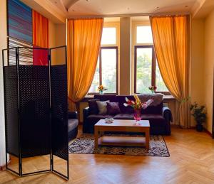 sala de estar con sofá y mesa en Old Ubani Apartment, en Tiflis