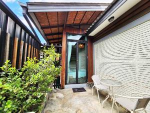 Ein Patio oder anderer Außenbereich in der Unterkunft Baan Mai Kradan Hostel Chiang Rai
