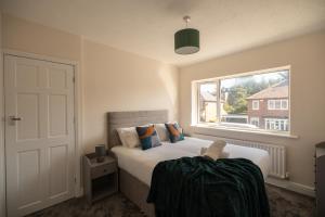 Un dormitorio con una cama grande y una ventana en Brinkburn House By Horizon Stays, en Stockton-on-Tees
