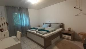 ein Schlafzimmer mit einem Bett in einem Zimmer in der Unterkunft FeWo Hirschblick in Brilon