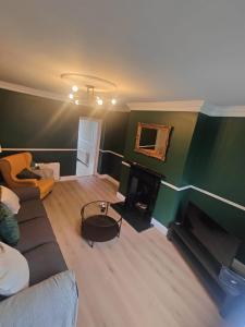 uma sala de estar com um sofá e uma lareira em Modern 4 Bedroom Townhouse in City Centre em Dublin