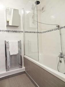 uma casa de banho com um chuveiro e uma cabina de duche em vidro. em Brighton Parlourama with Hot Tub - Sleeps 18 em Brighton & Hove