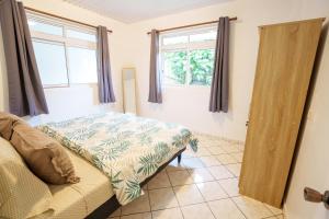 - une chambre avec un lit et 2 fenêtres dans l'établissement Noha Lodge, à Tohautu