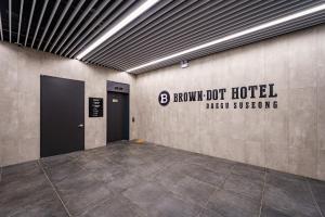 una stanza con una porta e un cartello su un muro di Brown Dot Hotel Daegu Suseong a Daegu