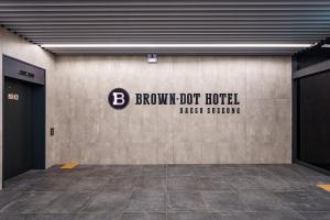 a brown dot hotel sign on the wall of a building at Brown Dot Hotel Daegu Suseong in Daegu