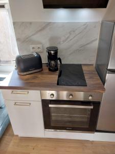 uma cozinha com um fogão e uma torradeira no balcão em Appartement, Langres em Langres