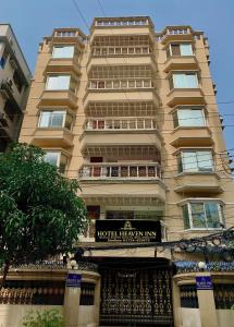 un edificio alto con un hotel harrykin inn en Hotel Heaven Inn, en Dhaka