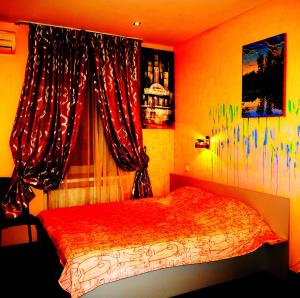 Postel nebo postele na pokoji v ubytování Kizhi ART Hotel Kharkiv