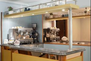 cocina con encimera y cafetera en Hotel Assarotti, en Génova