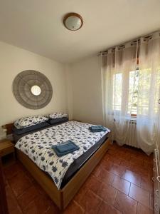 a bedroom with a bed and a window at Appartamento Vacanze Da Dilly in Tirano