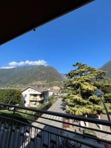 Elle comprend un balcon offrant une vue sur la montagne. dans l'établissement Appartamento Vacanze Da Dilly, à Tirano