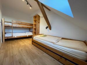 two bunk beds in a room with wooden floors at Sauwohlfühlhof - Ferienhof Winkelkötter in Everswinkel
