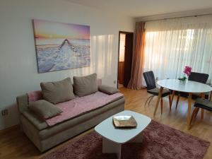 sala de estar con sofá y mesa en Ferienwohnung zum Glück, en Bad Kissingen