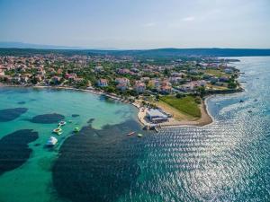 - une vue aérienne sur une plage avec des bateaux dans l'eau dans l'établissement Room in Sukosan with balcony, air conditioning, WiFi 5188-4, à Sukošan