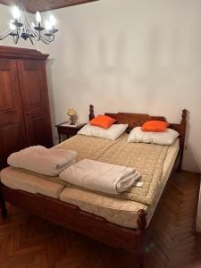 - une chambre avec 2 lits dotés d'oreillers orange dans l'établissement Room in Sukosan with balcony, air conditioning, WiFi 5188-4, à Sukošan