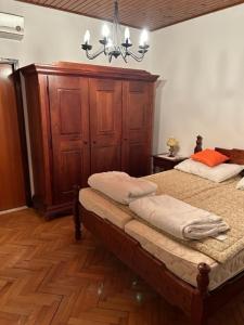 - une chambre avec 2 lits et une armoire en bois dans l'établissement Room in Sukosan with balcony, air conditioning, WiFi 5188-4, à Sukošan