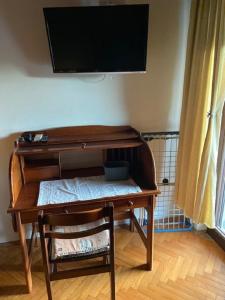 Elle comprend un bureau en bois et une télévision. dans l'établissement Room in Sukosan with balcony, air conditioning, WiFi 5188-4, à Sukošan