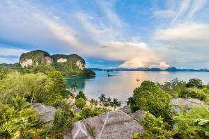 Blick auf einen Fluss mit Bäumen und Felsen in der Unterkunft Paradise Koh Yao in Ko Yao Noi