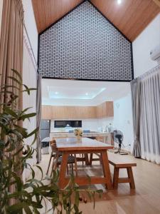 Dapur atau dapur kecil di บ้านพูลวิลล่าเขาใหญ่ The Overflow