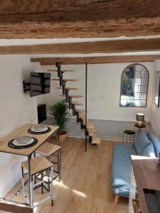 TV a/nebo společenská místnost v ubytování Appartement, Langres