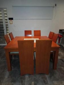 einen Holztisch und Stühle in einem Zimmer in der Unterkunft Casa Blanca Tenextepec Atlixco. 
